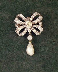 Diamantbrosche mit hängender Perle